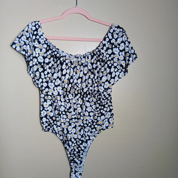 Vibe Daisy print bodysuit. Off the shoulders. Size XL - Picture 1 of 6
